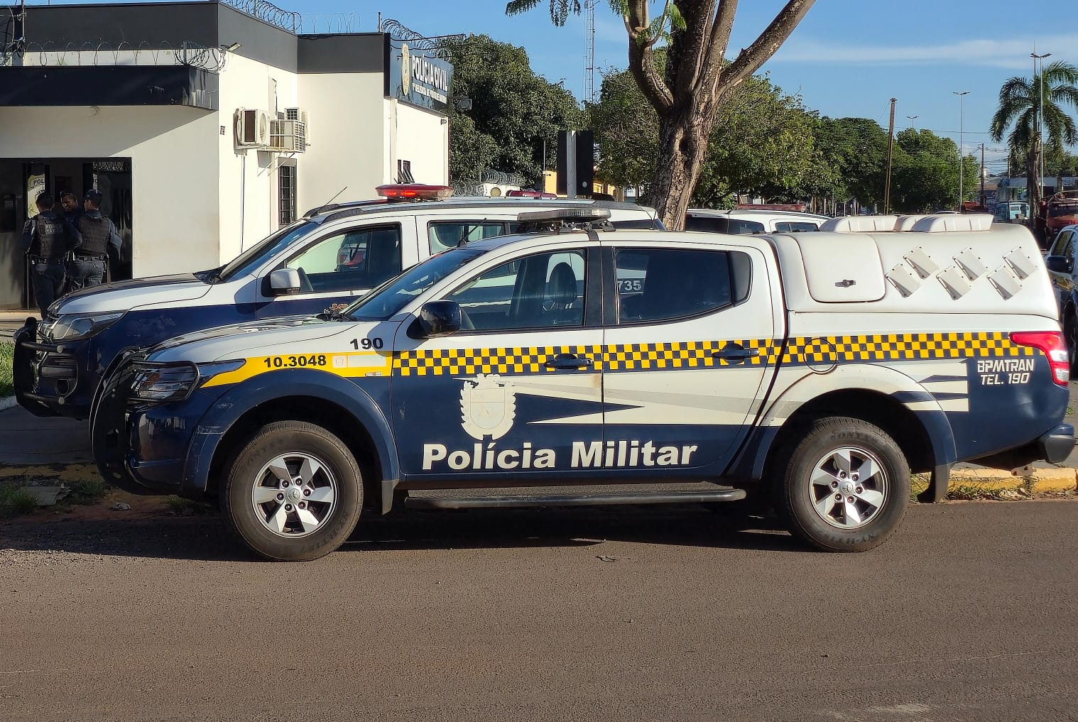 Homens são detidos com facas após discussão em via pública em Naviraí