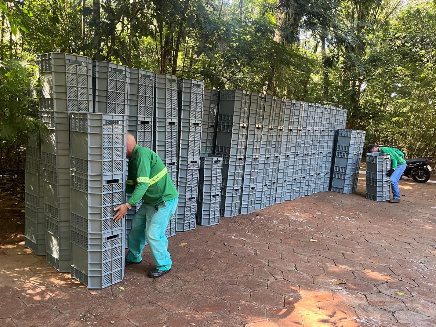 Naviraí reforça coleta seletiva com instalação de 200 novos jogos de lixeiras